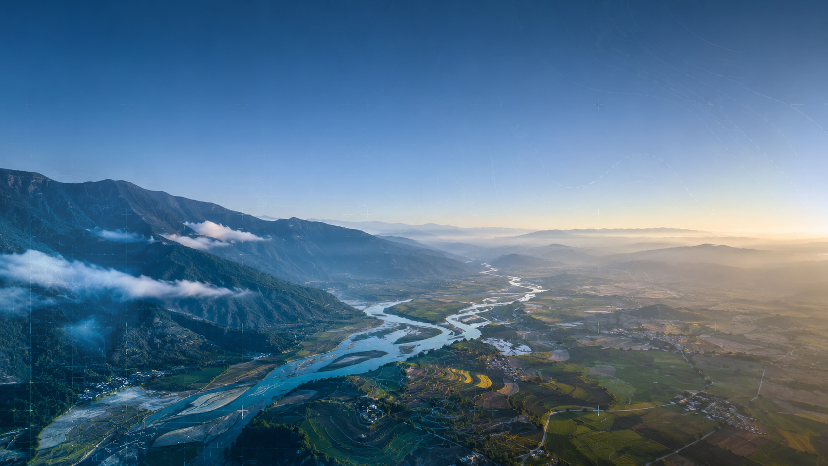 Vista aérea de un valle andino con río trenzado y terrazas agrícolas, con una retícula de análisis geoespacial superpuesta